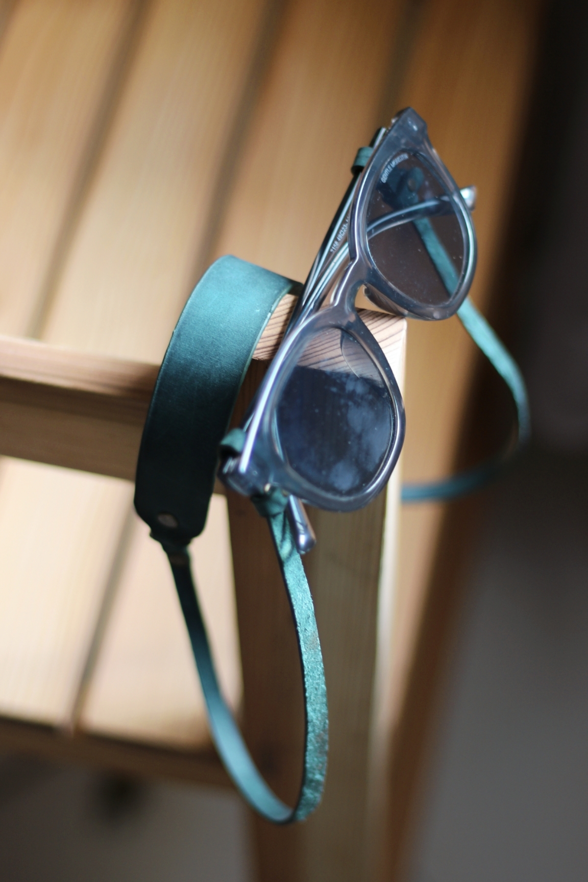 | بند عینک چرم طبیعی سین | مینیمال و کابردی | مشکی ، سبز ، عسلی روشن ، عسلی تیره ، قهوه ای تیره |