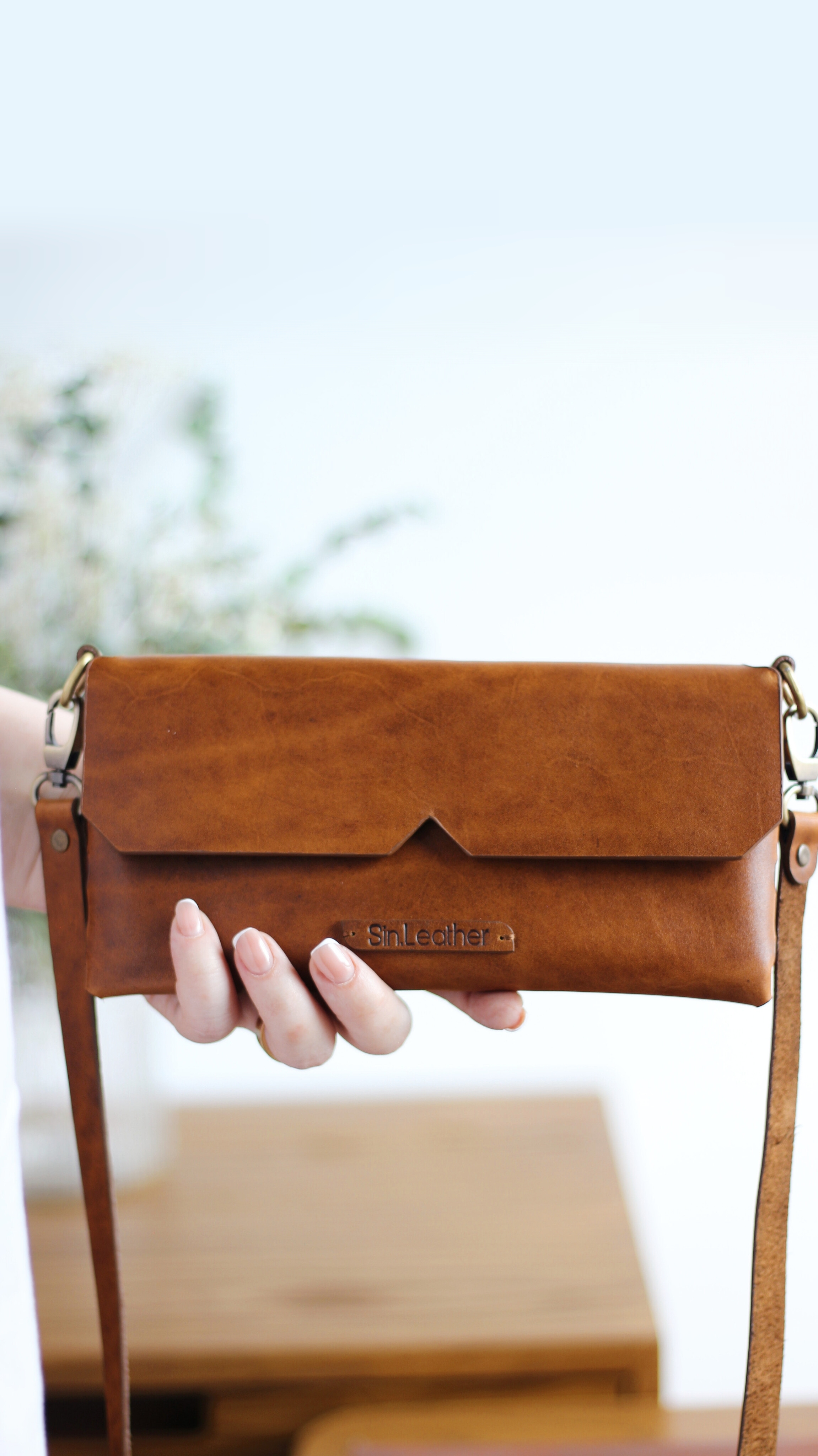 | کیف دوشی چرم طبیعی مثلثی | مدل خاص و کاربردی برای روزمره | مشکی ، سبز تیره ،  عسلی تیره ، قهوه ای تیره |