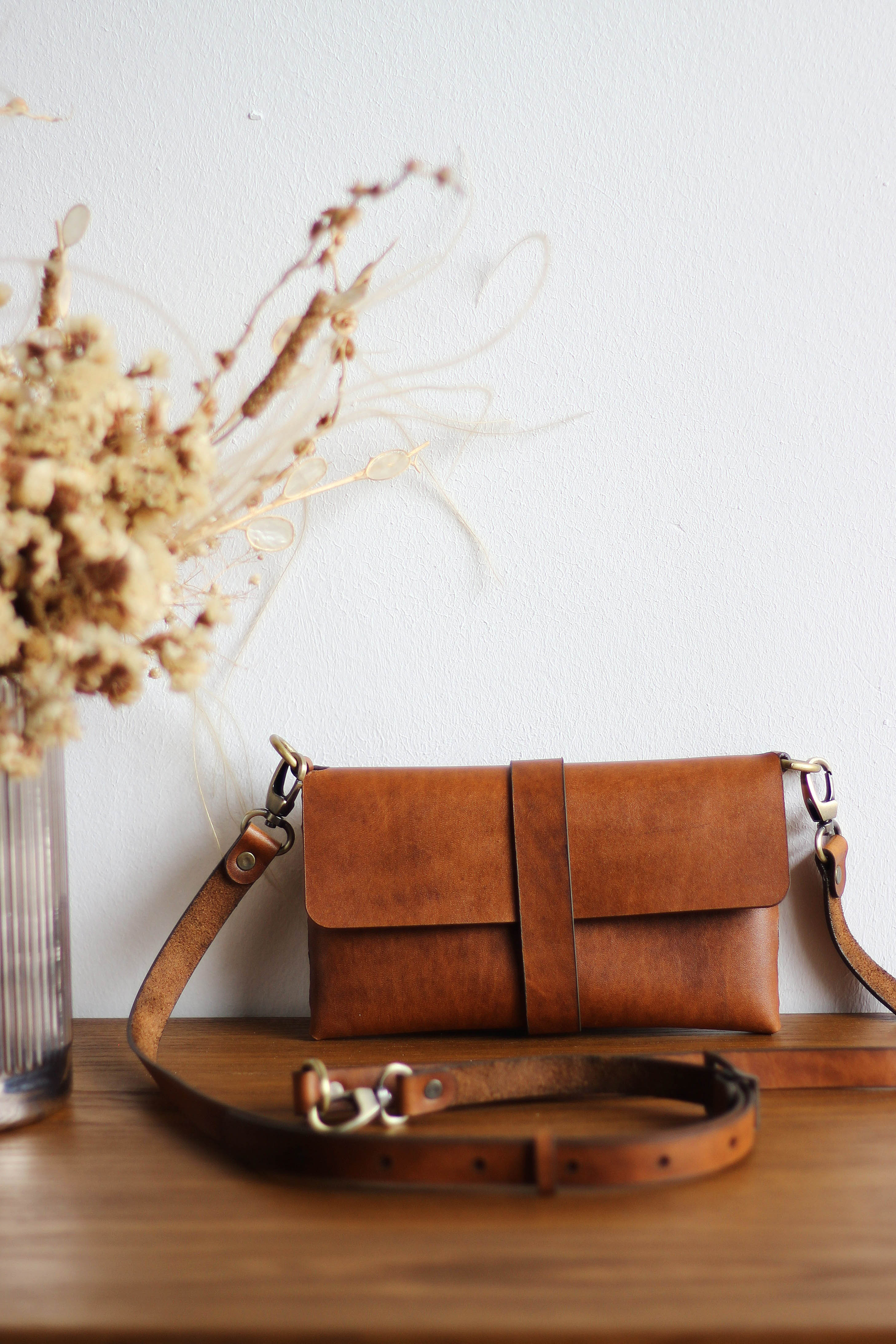 | کیف دوشی گوشی چرم طبیعی | مناسب روزمره و سبک | مشکی ، سبز تیره ،  عسلی تیره ، قهوه ای تیره |