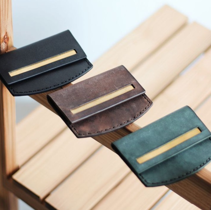 | کیف کارت چرم طبیعی با ورق برنجی | دست‌ دوز شیک و کاربردی | رنگ مشکی، سبز، قهوه ای تیره |