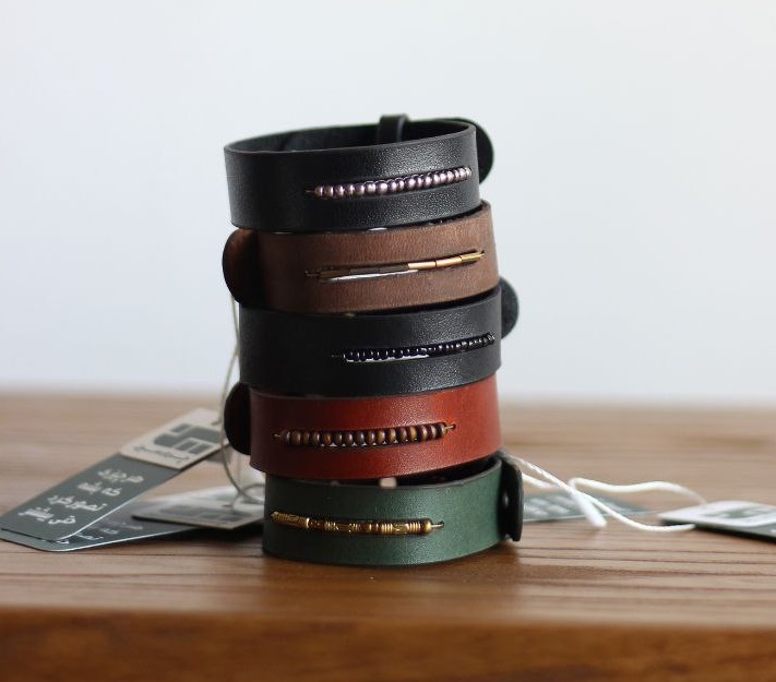 | دستبند چرم طبیعی دستساز با مهره‌های خاص | مشکی ، سبز تیره ، عسلی تیره ، عسلی روشن |