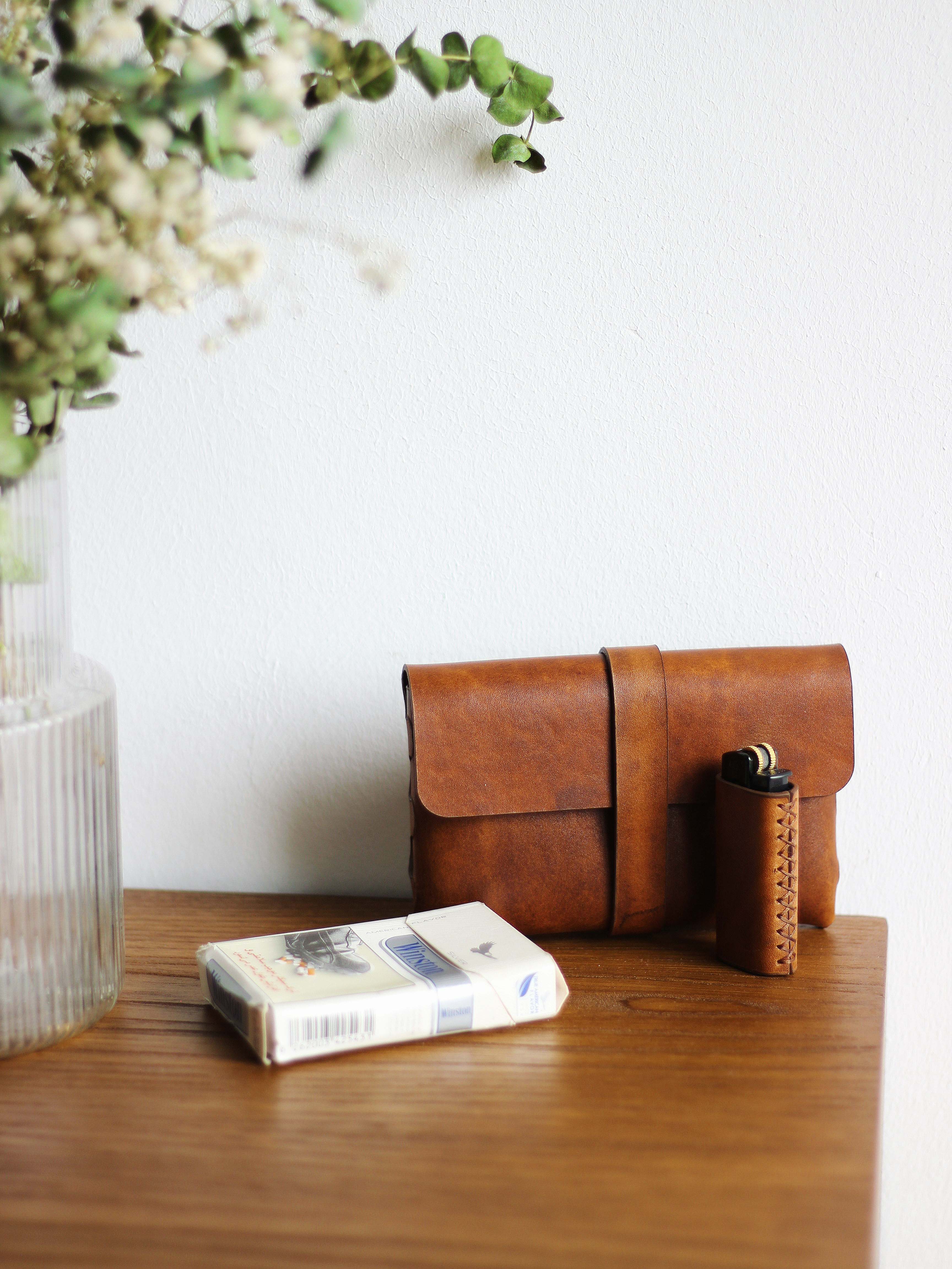 | کیف سیگار و فندک چرم طبیعی | دست‌ ساز لوکس و منحصربه‌فرد | مشکی ، سبز تیره ، عسلی تیره ، عسلی روشن |