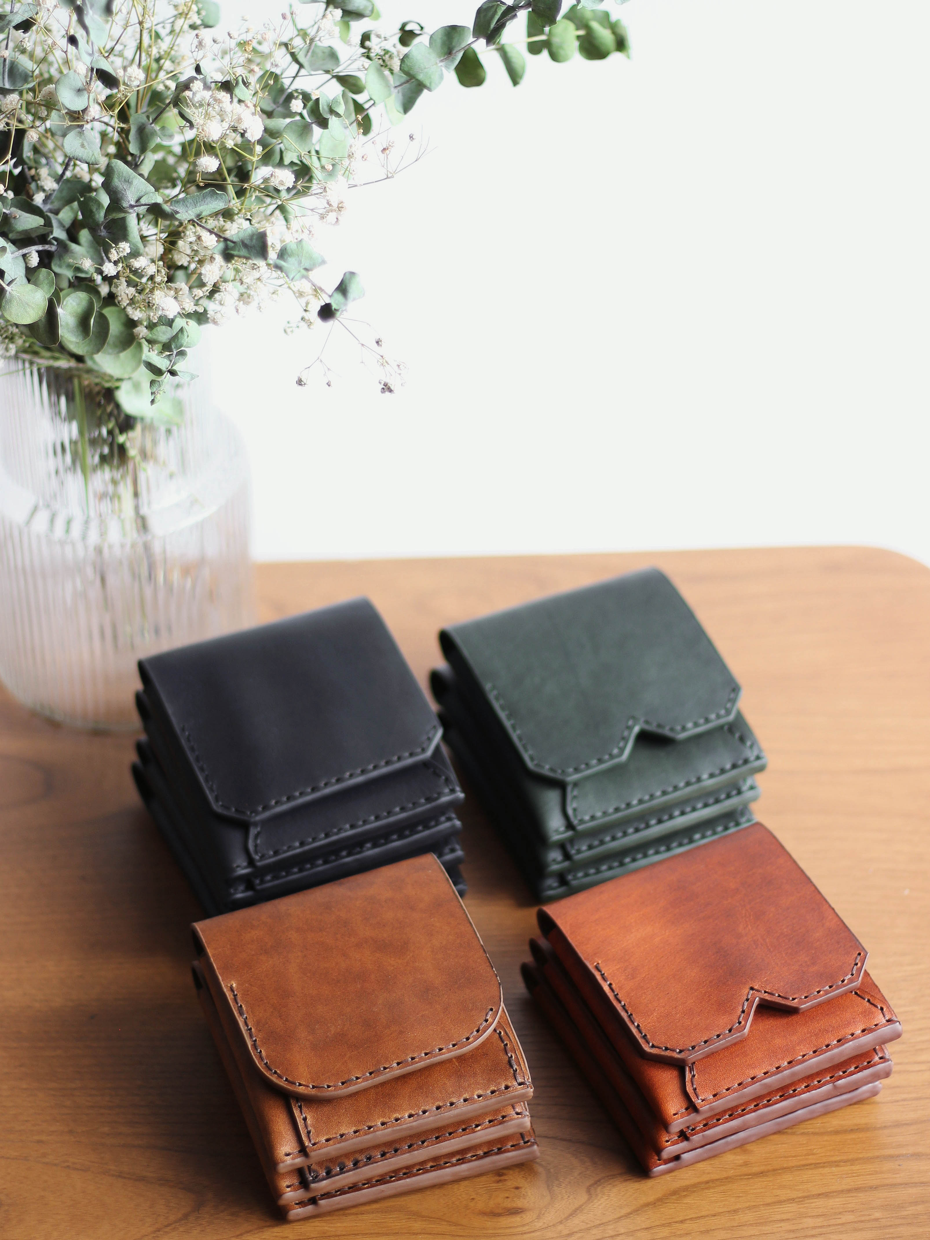 | کیف پول جیبی چرم طبیعی دست‌دوز | جادار و کاربردی  | مشکی ، سبز تیره ، عسلی تیره ، عسلی روشن |