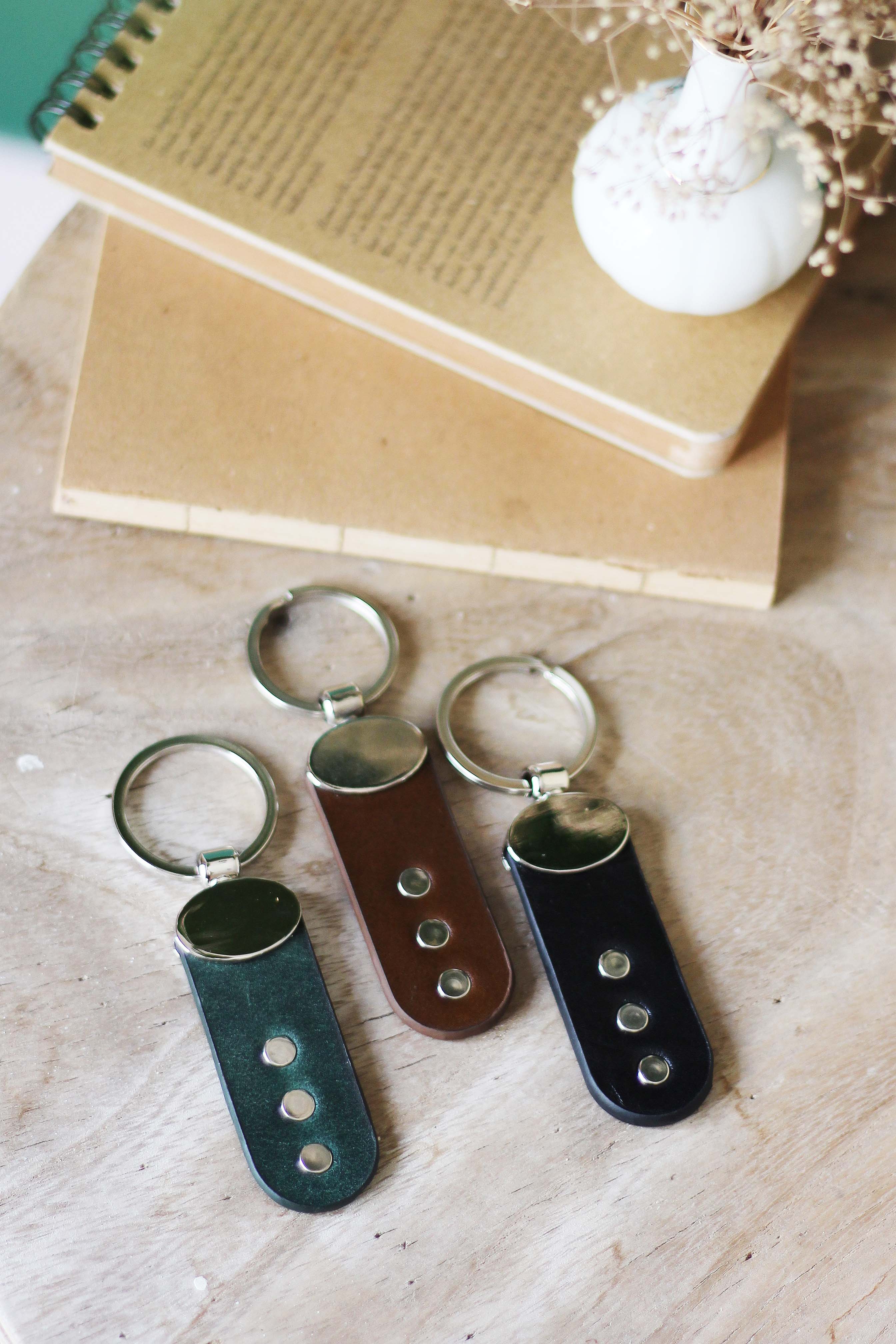 | جاکلیدی چرم طبیعی | رنگ مشکی ، سبز ، قهوه ای |