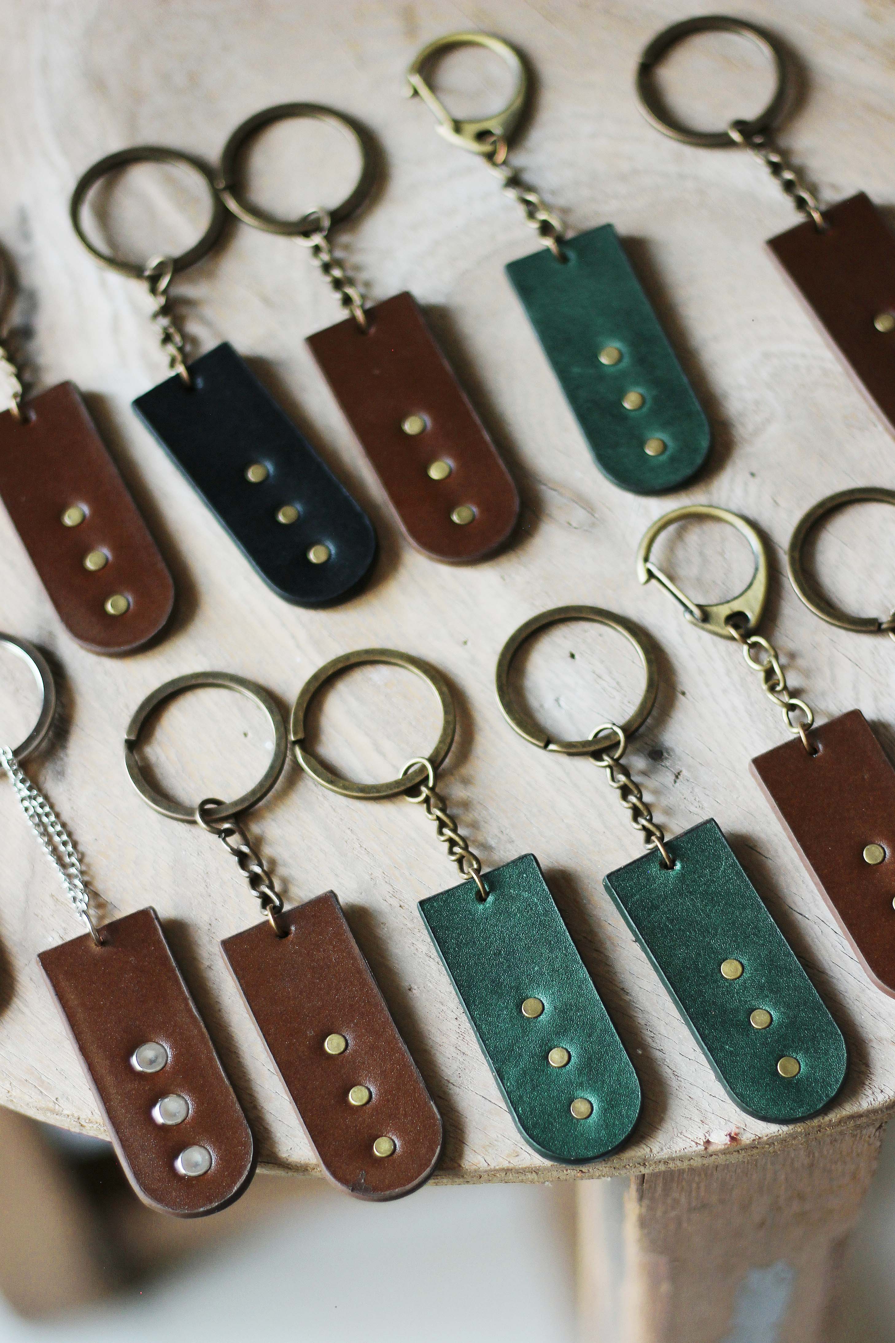 | جاکلیدی چرم طبیعی | رنگ مشکی ، سبز ، قهوه ای |