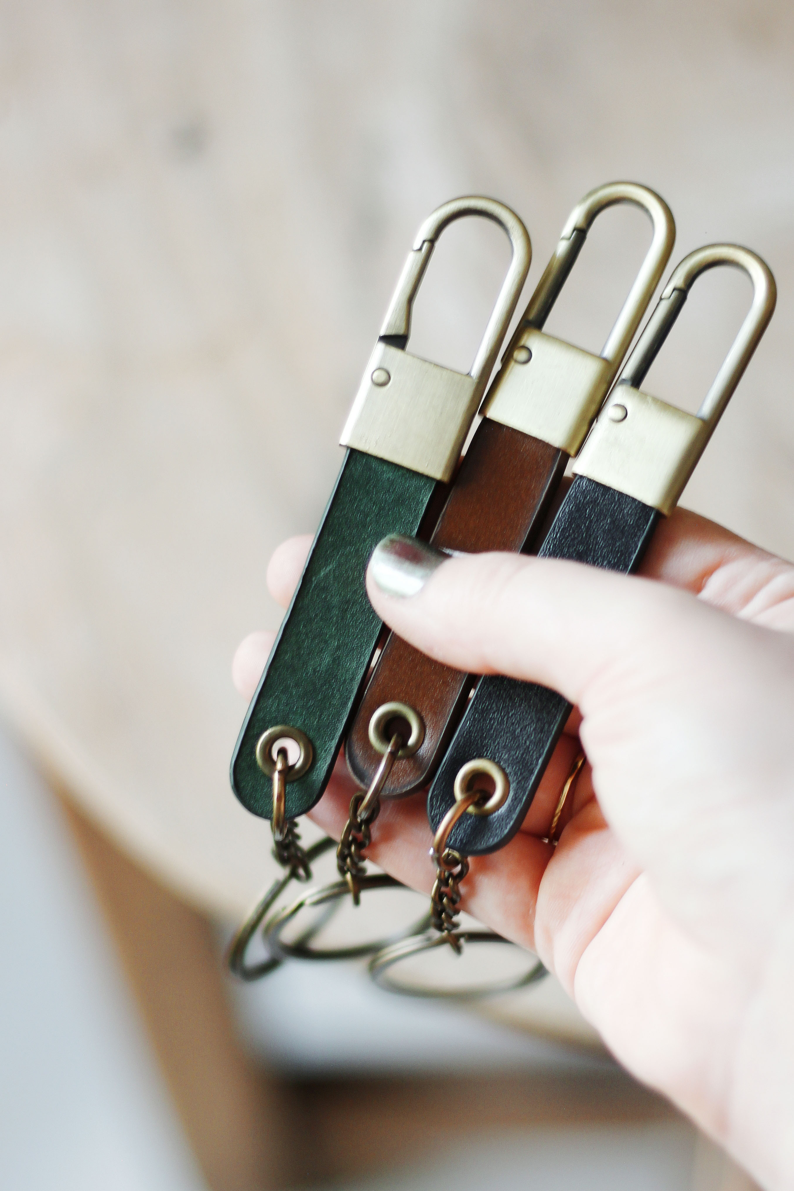 | جاکلیدی چرم طبیعی | رنگ مشکی ، سبز ، قهوه ای |