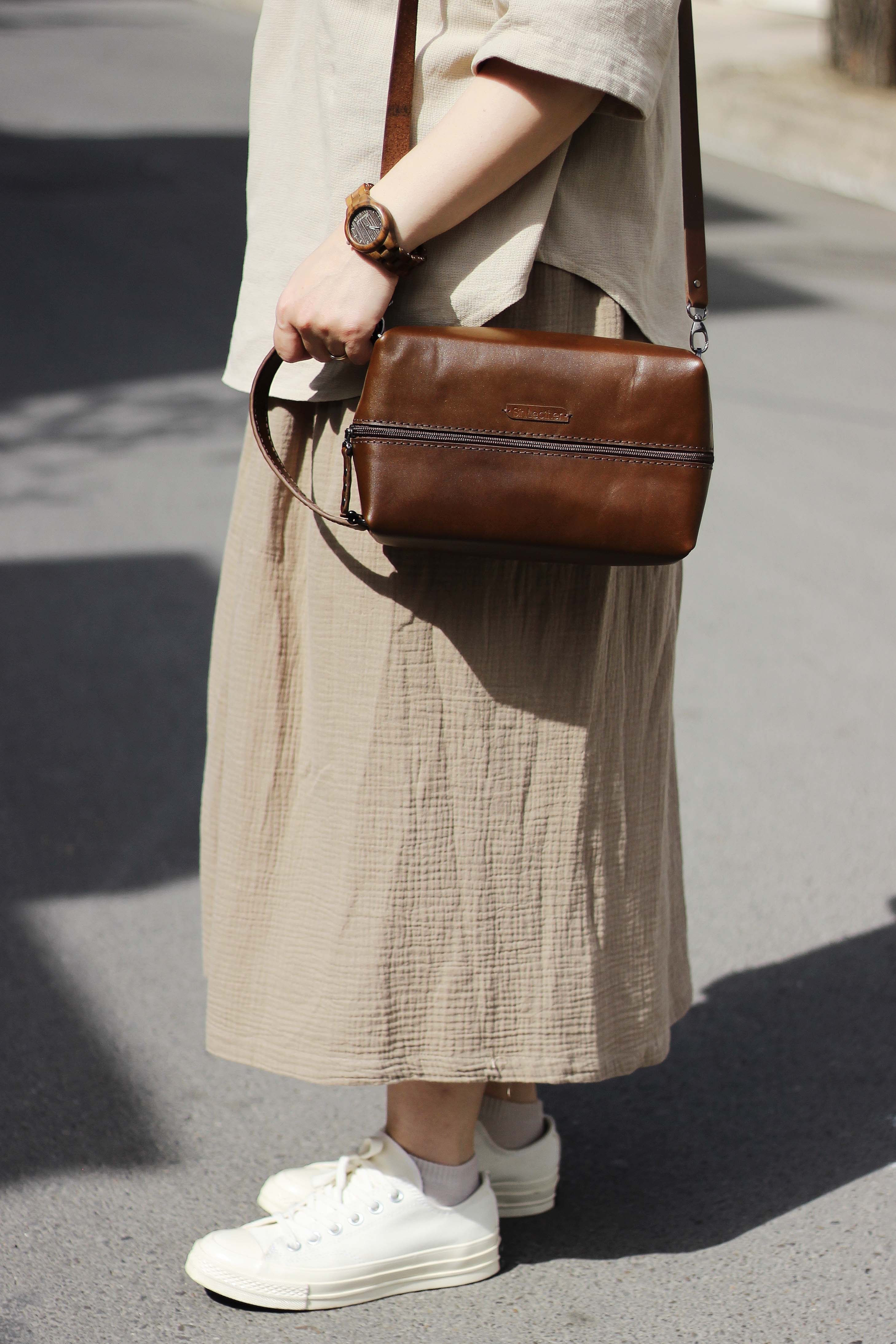 کیف دوشی چرم طبیعی مکعبی | طراحی خاص ، استفاده به صورت دستی و دوشی | قهوه ای تیره |