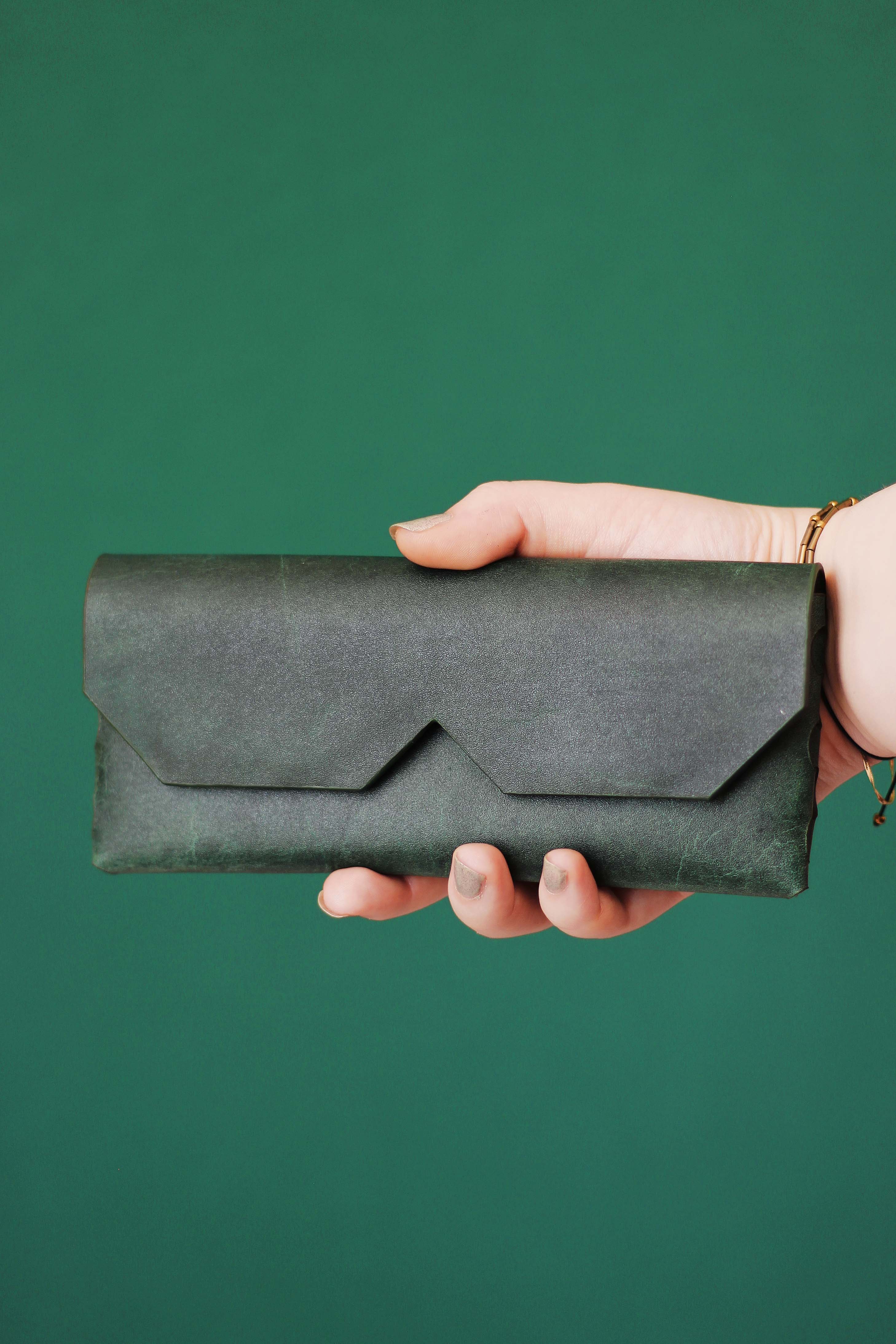 | کیف عینک چرم طبیعی مثلثی | طراحی مینیمال و کاربردی | رنگ سبز |