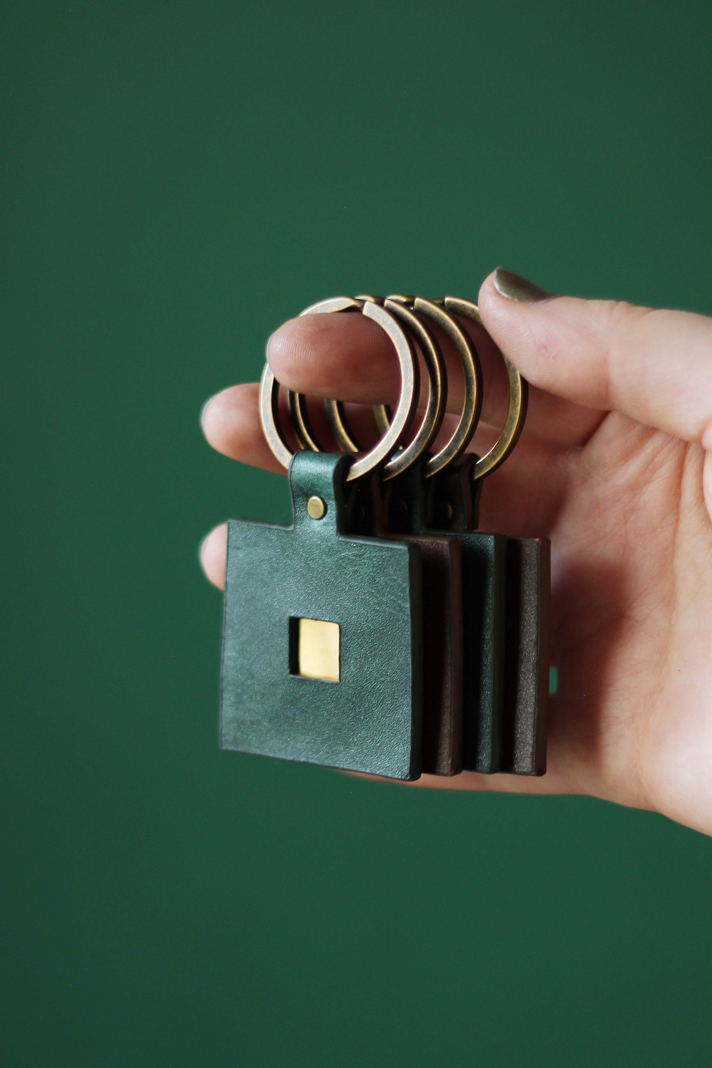| جاکلیدی چرم طبیعی با ورق برنجی | شیک و کاربردی | رنگ سبز ، قهوه ای |