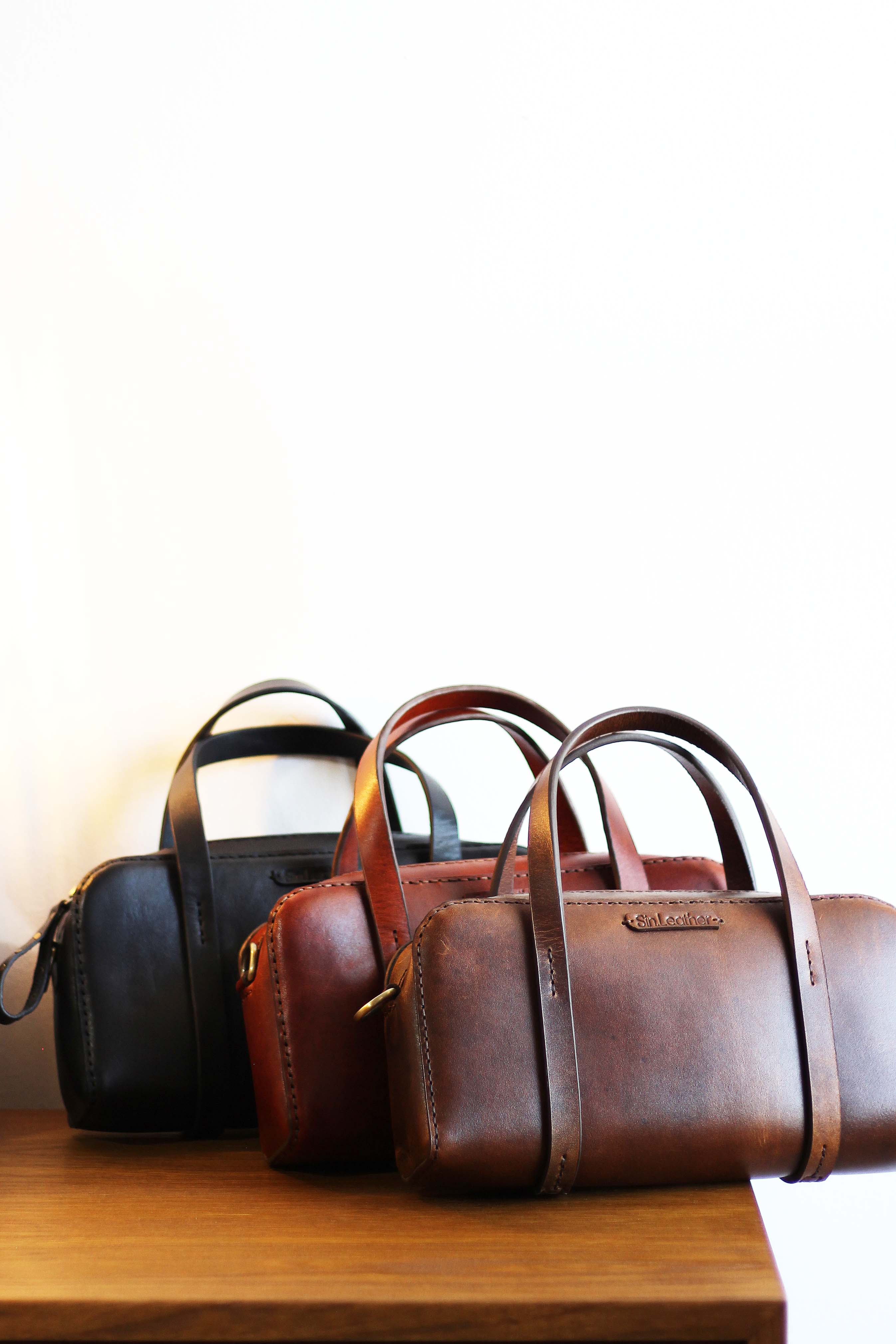 کیف دوشی چرم طبیعی | استفاده به صورت دستی و دوشی | دست‌دوز، مینیمال و کاربردی | مشکی ،  عسلی تیره ، عسلی روشن |