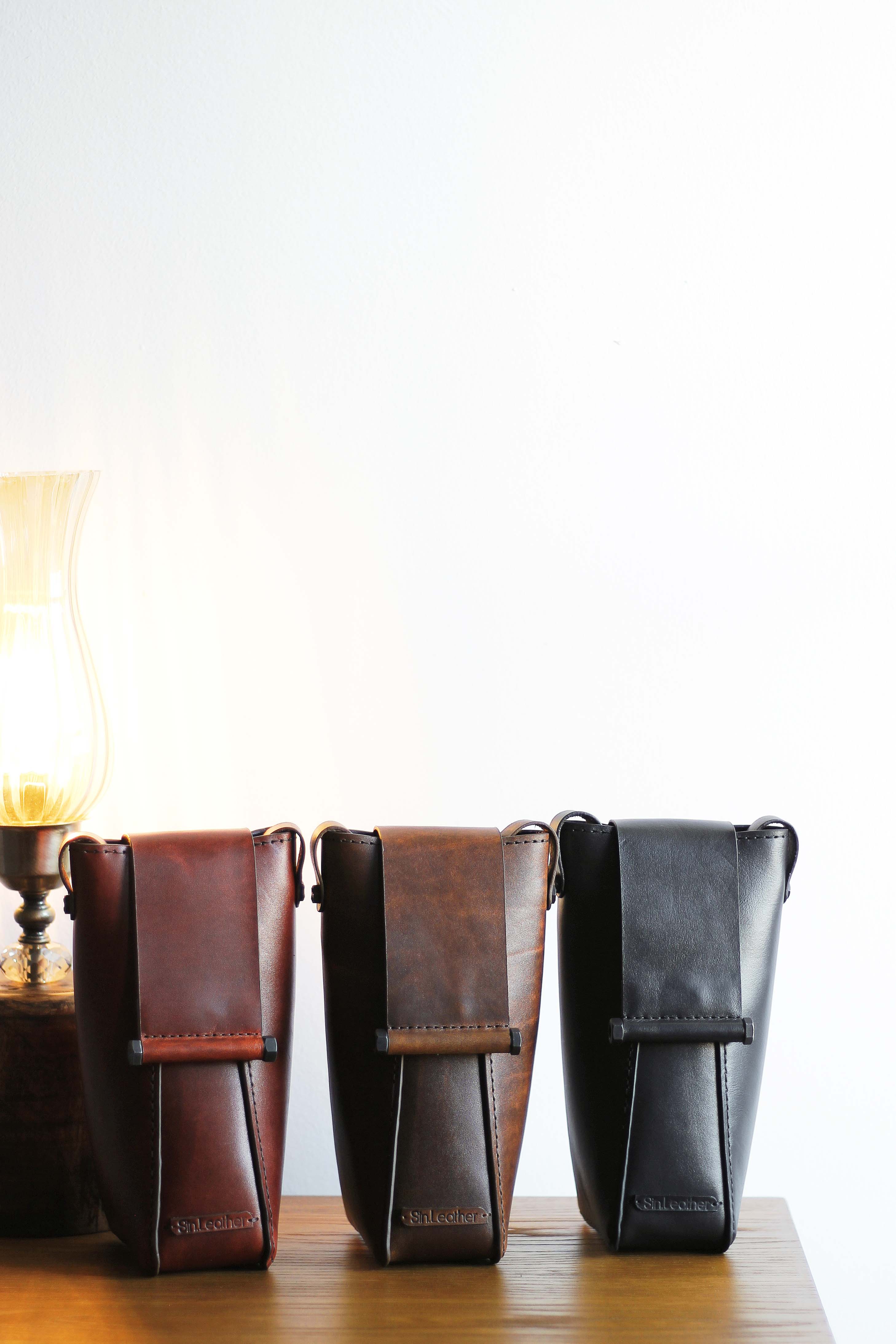 کیف دوشی پیچ و مهره چرمی | دست‌دوز، مینیمال و کاربردی | سبز ،  عسلی تیره ، قهوه ای تیره |