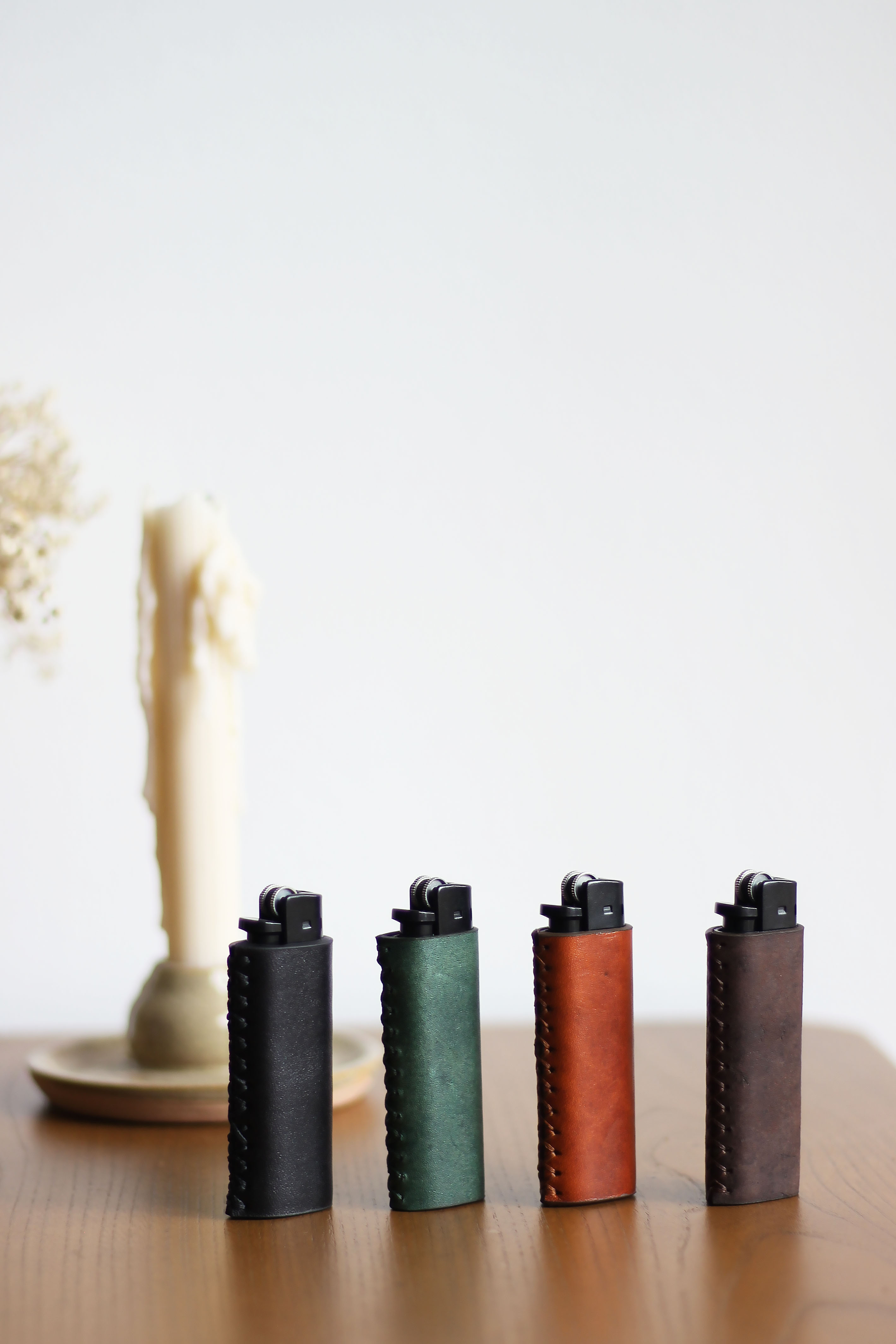 | فندک چرمی | خاص و کاربردی | رنگ مشکی ، سبز ، قهوه ای تیره ، عسلی تیره |