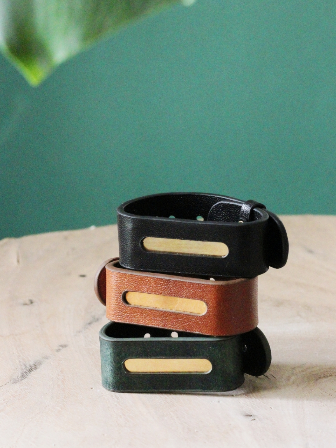 | دستبند چرمی ترکیب با ورق برنج | طراحی خاص و مینیمال | زنانه و مردانه | رنگ مشکی ، عسلی ، سبز تیره |